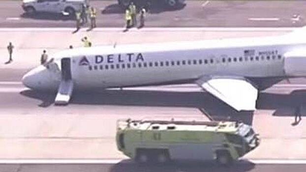 Самолет прочертил фюзеляжем взлетно-посадочную полосу и попал на видео