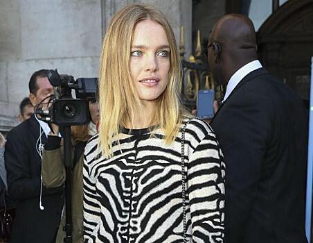 Водянова в джинсах с высокой посадкой и блузе в крапинку повеселилась с друзьями