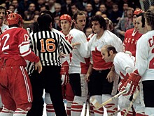 Легендарная драка СССР — Канада. На Михайлова напали двое, он бил Бергмана коньком, тот показывал «жест смерти»