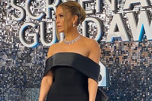 Дженнифер Лопес вышла в свет в черном платье, которое оттенило ее роскошные бриллианты