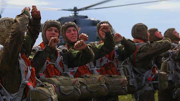 Более 100 военнослужащих десантировались с вертолета Ми-8 под Новосибирском