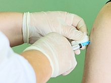 Омичка отсудила компенсацию за попытку принудить ее к вакцинации на работе