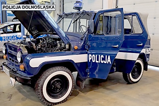 В Польше 36-летний УАЗ из полиции отправили в музей: "легенду" сняли на видео
