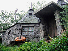Известный певец построил в своем саду копию дома из «Гарри Поттера»
