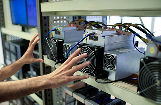 «Завтра они поставят в Кремле майнинговую ферму и начнут биткоинами торговать»