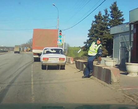 «Дэпээсник», останавливая для проверки автомобиль, не устоял на ногах на посту