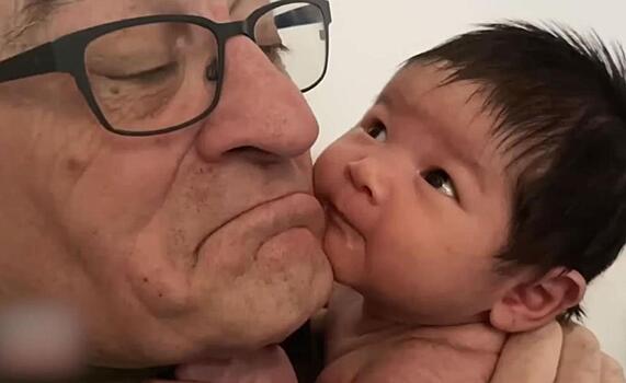80-летний Роберт Де Ниро, недавно ставший отцом в седьмой раз, расплакался, говоря о позднем родительстве