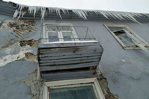 В Госдуме предложили обязать коммунальщиков очищать балконы от наледи