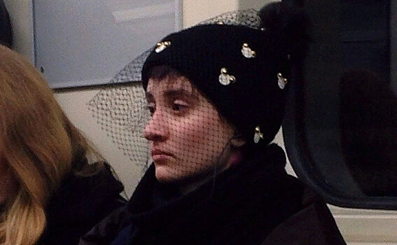 Печальная «черная вдова» в метро стала объектом фотоохоты