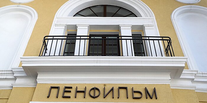 Появились граффити с известными киногероями на фасадах «Ленфильма»