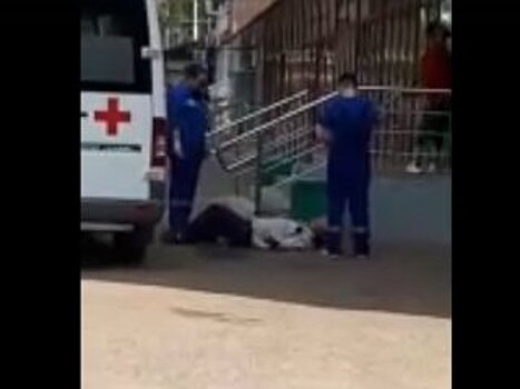В Уфе на улице медики откачали упавшего мужчину (ВИДЕО)