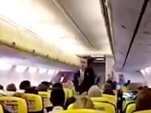 Стюард исполнил сексуальный танец и прославился