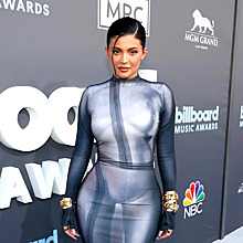 Снова «голое» платье: Кайли Дженнер появилась на красной дорожке Billboard Music Awards 2022