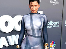Снова «голое» платье: Кайли Дженнер появилась на красной дорожке Billboard Music Awards 2022