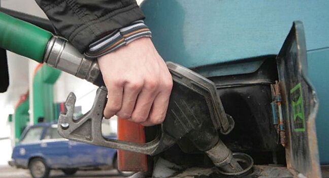 Зачем бывалые автовладельцы рекомендуют подливать ацетон в топливный бак машины