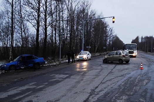 В утреннем ДТП в Ярославле пострадали три человека