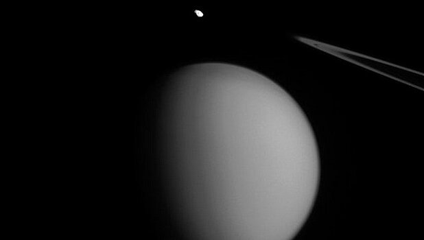 "Кассини" сделал уникальный снимок спутников Сатурна