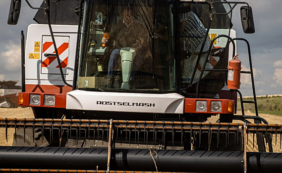 Курский губернатор Роман Старовойт впервые сел за баранку комбайна