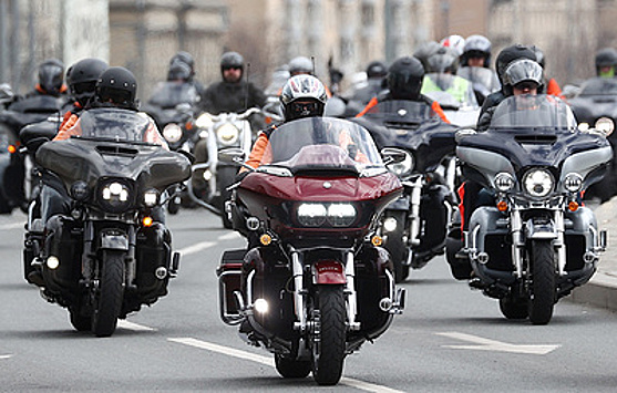 Трюки на мотоциклах, парад байкеров и концерт. В Москве открылся мотосезон