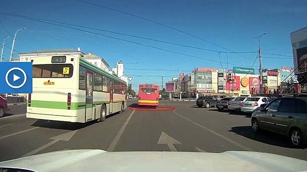 В Воронеже дважды проехавшая на «красный» маршрутка попала на видео