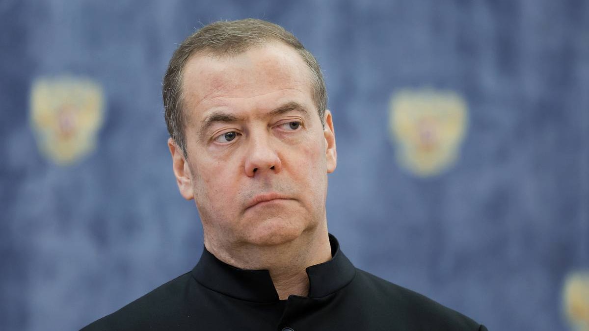 Медведев&nbsp; фразой «ну, вот и все» отреагировал на разгромное интервью экс-главкома ВСУ