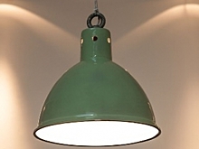 В Екатеринбурге на первоклассницу в школе упал светильник