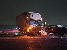 Skoda и грузовик Isuzu столкнулись на трассе М-5 в Самарской области