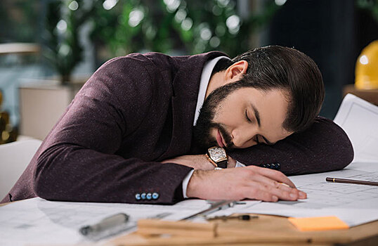 Главный вопрос после праздников: уместно ли спать на работе?