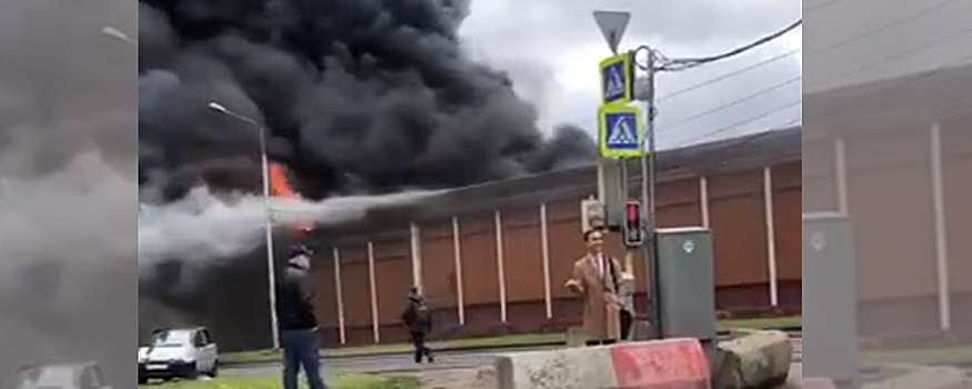 Под завалами частично разрушенного пожаром здания в Москве нашли тело человека