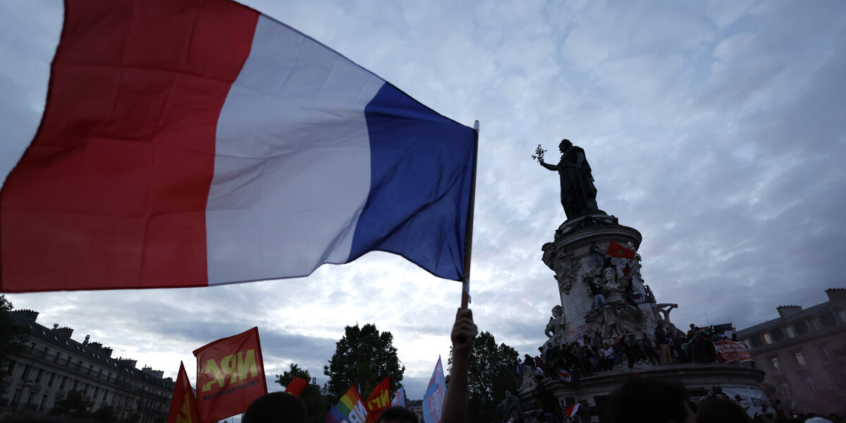 «Был разыгран классический политический спектакль»: эксперты — о парламентских выборах во Франции