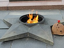 Два махачкалинских школьника готовили еду на Вечном огне