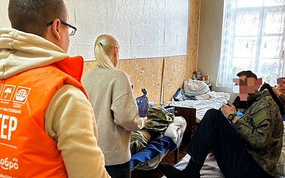 В Рязанском военном госпитале Анна Рослякова и волонтеры поздравили раненых
