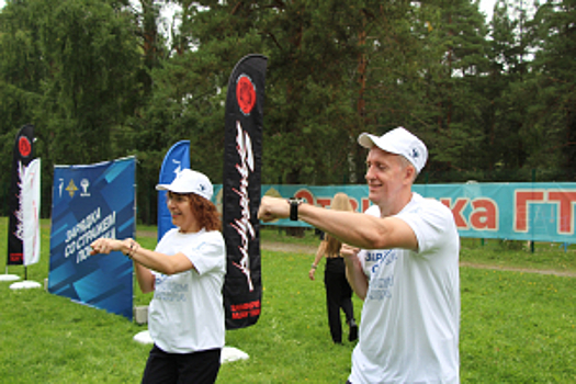 Управление транспортной полиции Урала и активисты регионального отделения «Движения первых» организовали и провели в пионерлагере «Изумруд» зарядку со стражем порядка