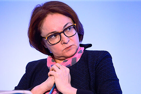 Россияне бросились снимать деньги в банках, в ответ предложена деноминация рубля в 100 раз