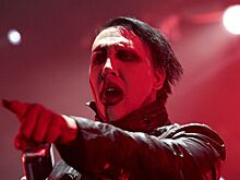 Суд в Петербурге запретил видео, на котором Мэрилин Мэнсон рвет Библию