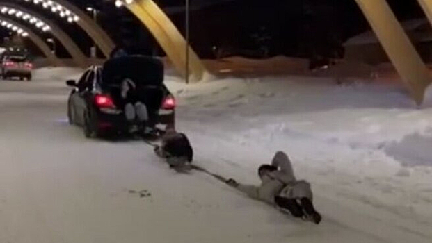 Водитель из Югры протащила людей за машиной на тросе