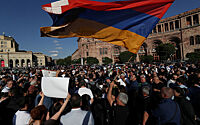 На улицах Еревана стали появляться первые баррикады