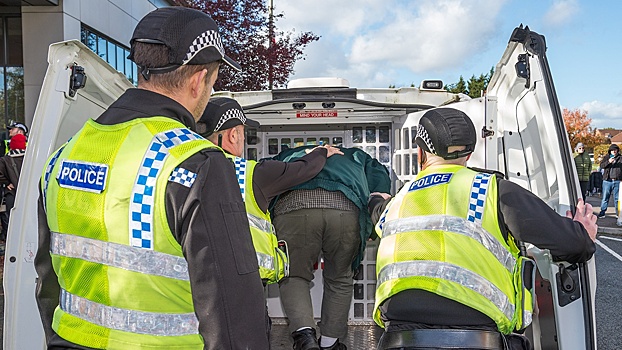 Daily Mail: тысячи преступников в Британии избежали наказания после извинений