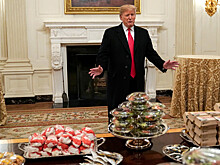 Диетолог оценила приём, на котором Трамп накормил спортсменов фастфудом