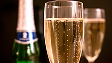 Гинцбург: бокал шампанского на Новый год не повредит прививке