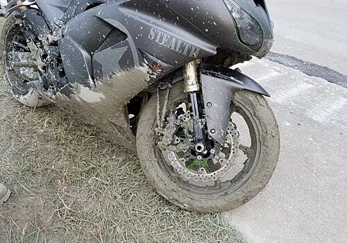Посреди американского шоссе нашли зацементированный мотоцикл