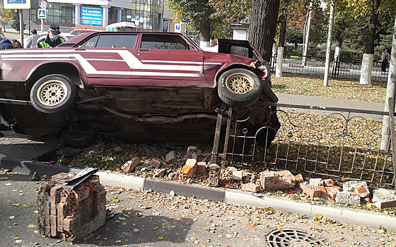 На улице Есенина в Рязани «семёрка» повисла на ограждении
