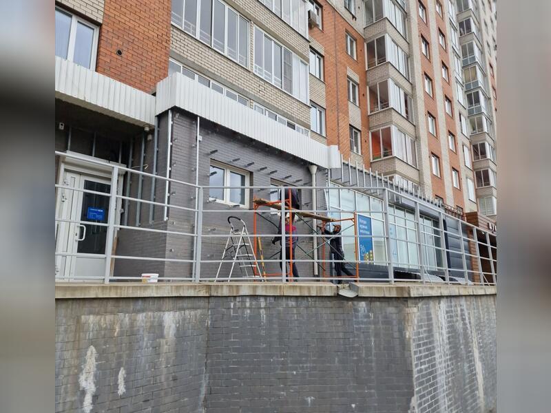 Жителям дома в Чите мешает шум от ремонта фасада магазина