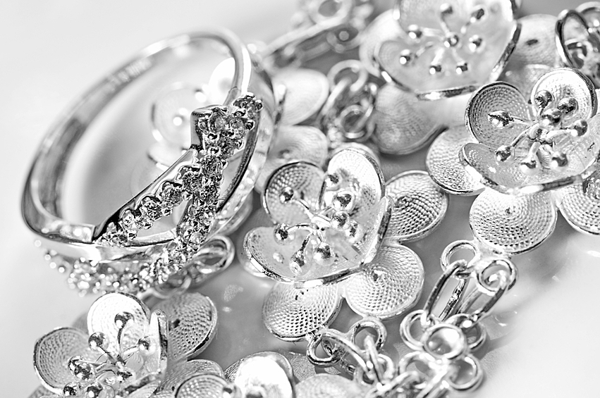 Металл дня: серебро. Любые серебряные украшения придутся как нельзя кстати. А еще можно использовать серебро для сервировки новогоднего стола.