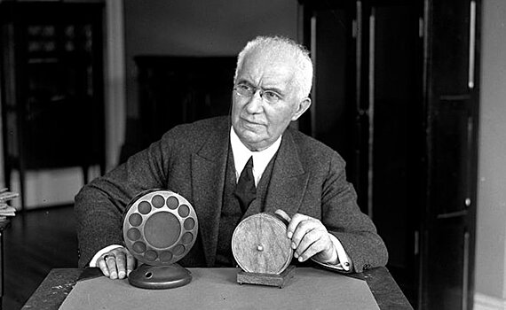 День в истории: восстановление районов Татарстана, премьера "Лебединого озера" и первый микрофон