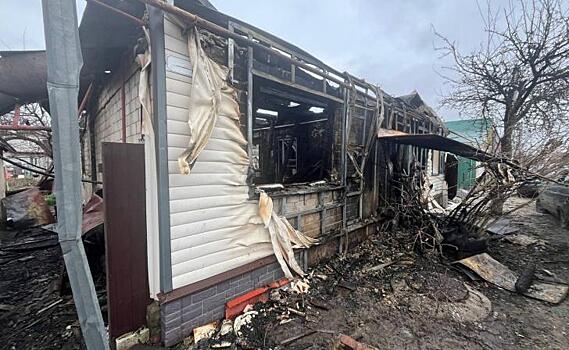 После прилета БПЛА в Курске сгорел частный дом