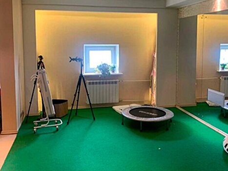 Москвич оборудовал в своей квартире второй этаж за счет чердака