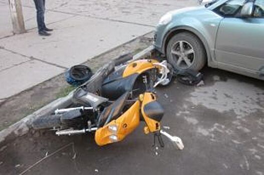 В Котласе подвыпивший водитель скутера сбил женщину и задел две машины