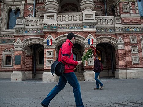 Поклонники Бельмондо возложили цветы к посольству Франции в Москве
