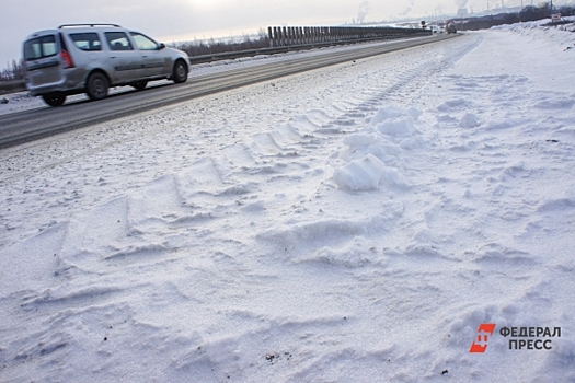 В Югре несколько машин попали в снежный капкан на закрытом зимнике